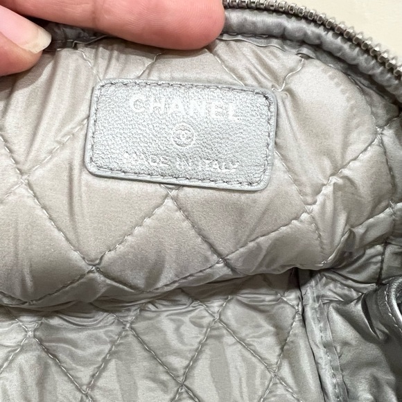 🔥🔥LiKe new Chanel Reissue Metallic Silver cosmetic Bag - Picture 7 of 9